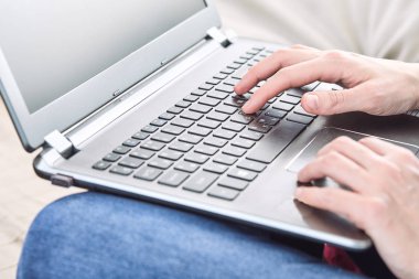 Erkek el tipik dizüstü klavye üzerinde yakın çekim 