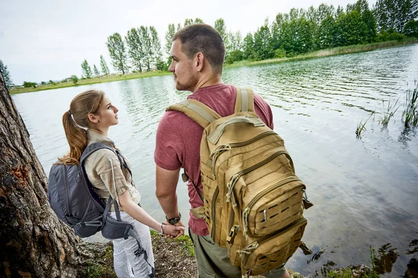 Deux Voyageurs Tenant Main Près Lac Lors Une Journée Ensoleillée — Photo
