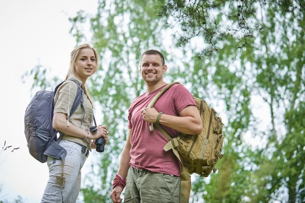 Zwei Wanderer Bei Sonnigem Wetter Wald Unterwegs — Stockfoto