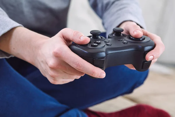 Homem Segurando Controladores Joystick Enquanto Joga Jogos Vídeo Casa — Fotografia de Stock