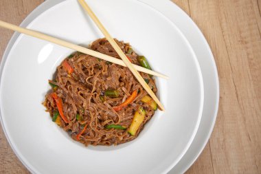 Beyaz kasede sebzeli şehriye, yakın görüş.