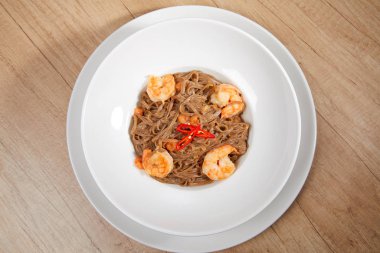 Beyaz kasede karidesli şehriye, yakın görüş.