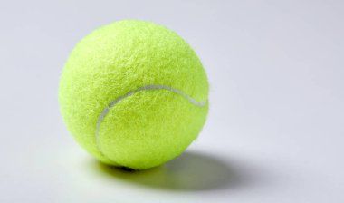 Beyaz arkaplanda izole edilmiş tenis topu, yakın görünüm