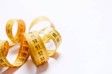 beyaz arka plan üzerinde izole bant ölçme, yakın çekim 