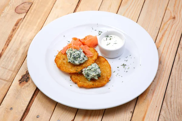 Frittelle Patate Con Salmone Piatto Bianco Vista Vicino — Foto Stock