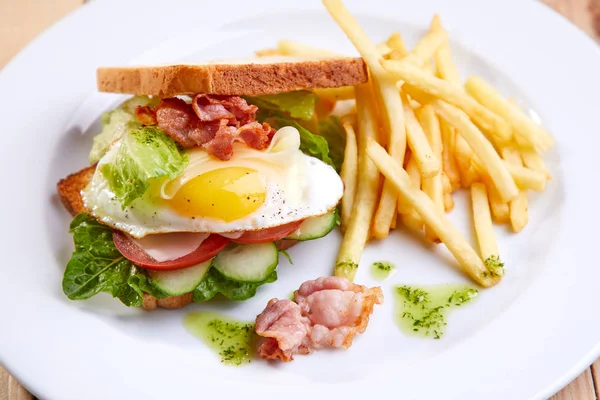 Frühstück Mit Fleisch Und Spiegeleiern Auf Weißem Teller Nahaufnahme — Stockfoto