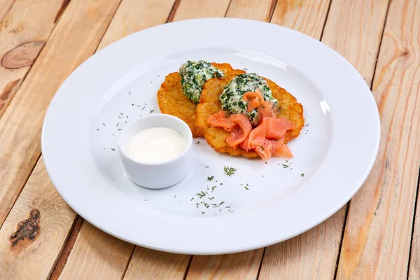 Kartoffelpuffer Mit Lachs Auf Weißem Teller Nahsicht — Stockfoto