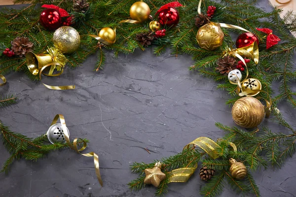 Gri Arka Planda Altın Topları Olan Noel Süslemesi Yakın Görüş — Stok fotoğraf