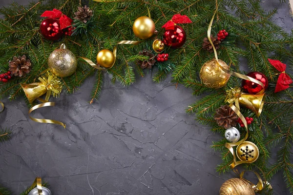 Decoração Natal Com Bolas Douradas Fundo Cinza Vista Próxima — Fotografia de Stock
