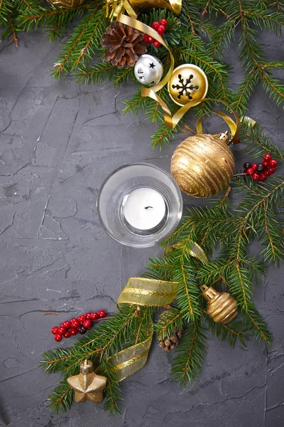 Kerst Decoratie Met Kaars Gouden Ballen Grijze Achtergrond Van Dichtbij — Stockfoto