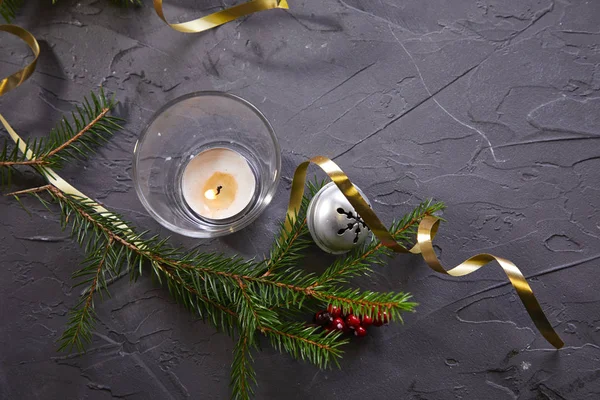 圣诞装饰 灰色背景上的蜡烛 — 图库照片
