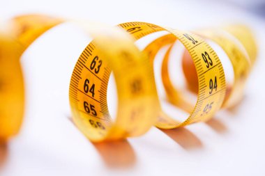 beyaz arka plan üzerinde izole bant ölçme, yakın çekim 