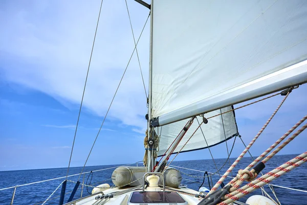 Iate Luxo Flutuando Mar Dia Ensolarado — Fotografia de Stock