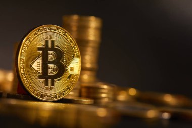 Para yığınları arasında altın bitcoin, kripto para birimi için kavramsal görüntü