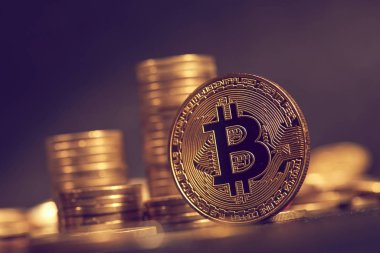 Para yığınları arasında altın bitcoin, kripto para birimi için kavramsal görüntü