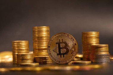 Para yığınları arasında altın bitcoin, kripto para birimi için kavramsal görüntü