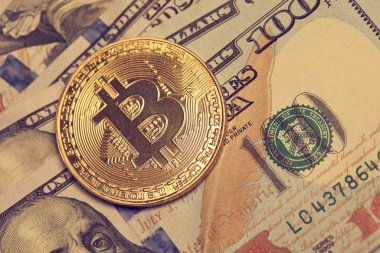 Dolar banknotları üzerindeki altın bitcoin, kripto para birimi için kavramsal görüntü