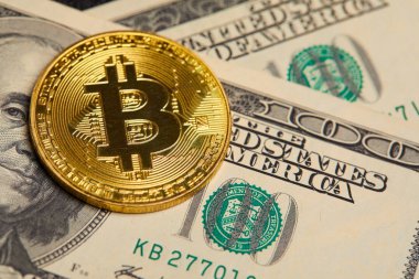 Dolar banknotları üzerindeki altın bitcoin, kripto para birimi için kavramsal görüntü