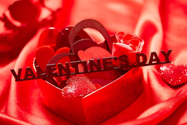 Декорации Дню Святого Валентина Сердцами Красной Шелковой Ткани — стоковое фото