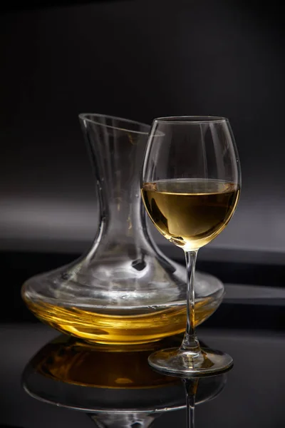 Bicchiere Pieno Vino Vino Decanter Sfondo Grigio Vista Vicino — Foto Stock