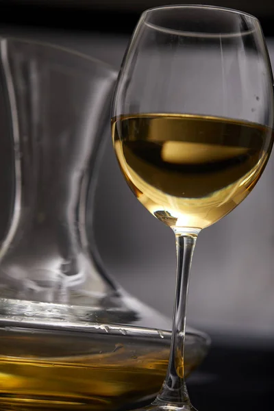 Glas Vol Wijn Wijn Decanter Grijze Achtergrond Van Dichtbij Bekeken — Stockfoto