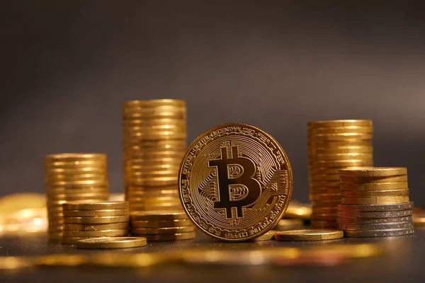 Bitcoin Oro Entre Pilas Monedas Imagen Conceptual Para Moneda Criptográfica — Foto de Stock