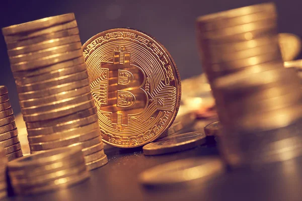 Bitcoin Oro Tra Pile Monete Immagine Concettuale Cripto Valuta — Foto Stock