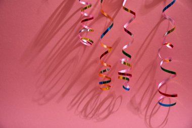 pembe arka plan üzerinde tatil renkli kurdeleler