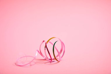 pembe arka plan üzerinde tatil renkli kurdeleler