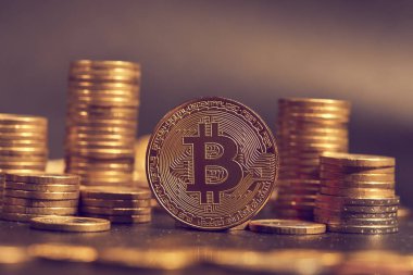 Para yığınları arasında altın bitcoin, kripto para birimi için kavramsal görüntü