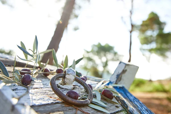 Aceitunas Violetas Maduras Con Hojas Sobre Fondo Madera — Foto de Stock