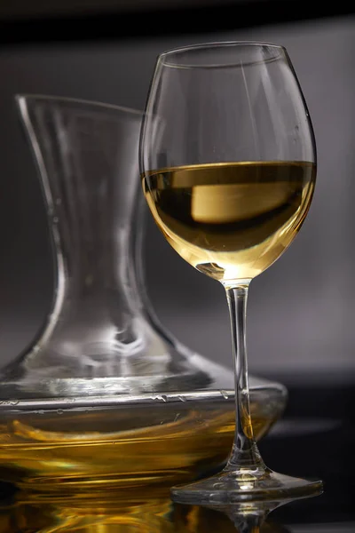 Bicchiere Pieno Vino Vino Decanter Sfondo Grigio Vista Vicino — Foto Stock