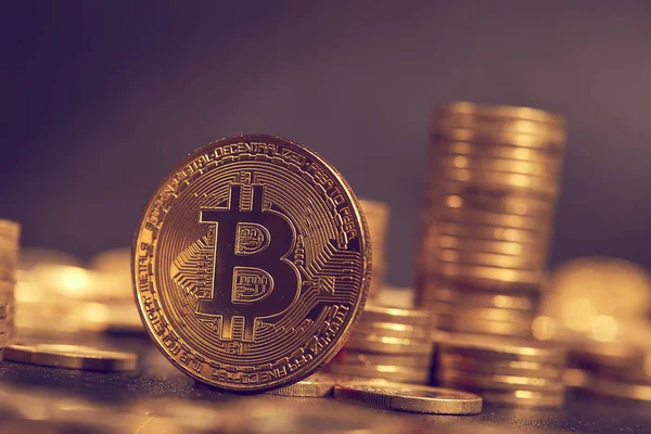 Gouden Bitcoin Tussen Stapels Munten Conceptuele Afbeelding Voor Crypto Valuta — Stockfoto