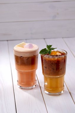 Meyveli yaz kokteyli ve tahta arka planda nane şekeri, yakın görüş. 