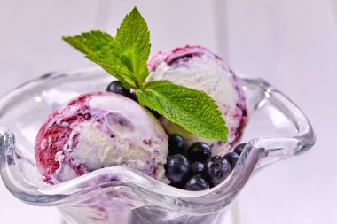 Dondurma topları bardakta taze böğürtlen, yakın görüş. 