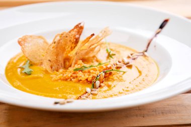 Kabak kremalı çorba, kızarmış ekmek ve beyaz tabakta pirinç, yakın görüş. 