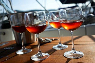 bardak şarap yat yüzeyi parlak güneş ışığı altında