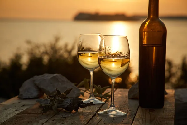 Δύο Ποτήρια Κρασί Και Μπουκάλι Σταφύλι Κατά Διάρκεια Του Ηλιοβασιλέματος — Φωτογραφία Αρχείου