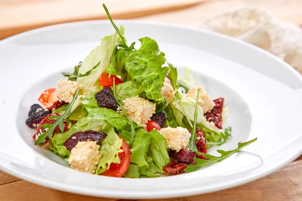 Vegetarisk Sallad Med Torkade Tomater Och Krutonger Vit Tallrik Närvy — Stockfoto