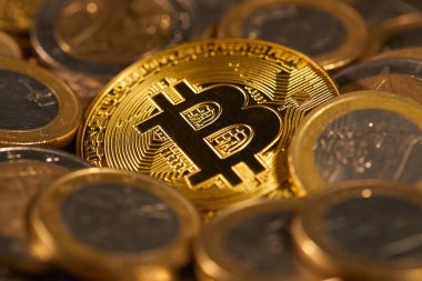 Avro sikkelerinin yanındaki altın bitcoin, kripto para birimi için kavramsal görüntü