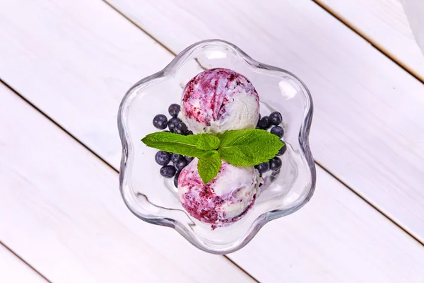 Dondurma Topları Bardakta Taze Böğürtlen Yakın Görüş — Stok fotoğraf