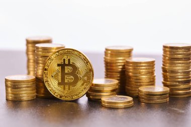 Avro sikkelerinin yanındaki altın bitcoin, kripto para birimi için kavramsal görüntü
