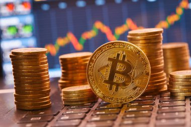 Klavyedeki altın bitcoin, kripto para birimi için kavramsal resim