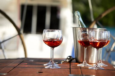 bardak şarap yat yüzeyi parlak güneş ışığı altında