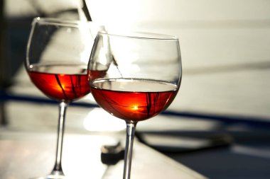 bardak şarap yat yüzeyi parlak güneş ışığı altında