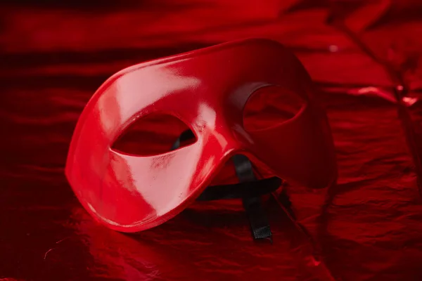 Máscara Carnaval Para Vacaciones Sobre Fondo Seda Roja —  Fotos de Stock