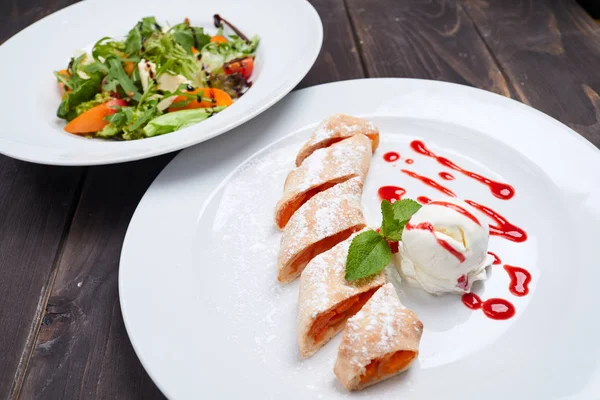 Teller Mit Strudel Mit Eis Und Salat Nahsicht — Stockfoto