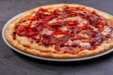 Beyaz tabakta taze taze pizza, yakın görüş. 