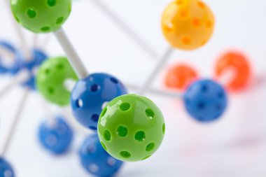 Beyaz arkaplanda izole edilmiş moleküler yapının parlak figürü, yakın plan 