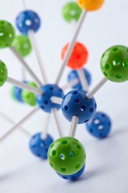 Beyaz arkaplanda izole edilmiş moleküler yapının parlak figürü, yakın plan 